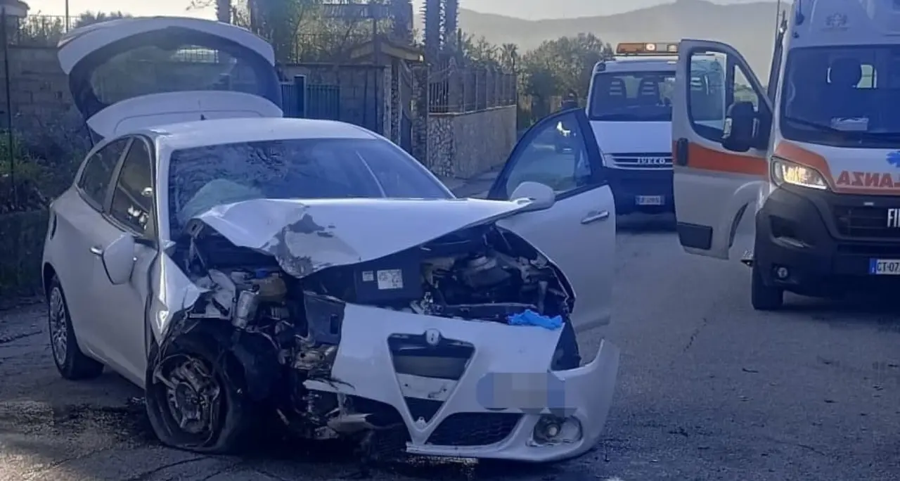 Incidente a Lamezia Terme, auto perde il controllo in via Murat:\u00A0un ferito trasportato in ospedale\n