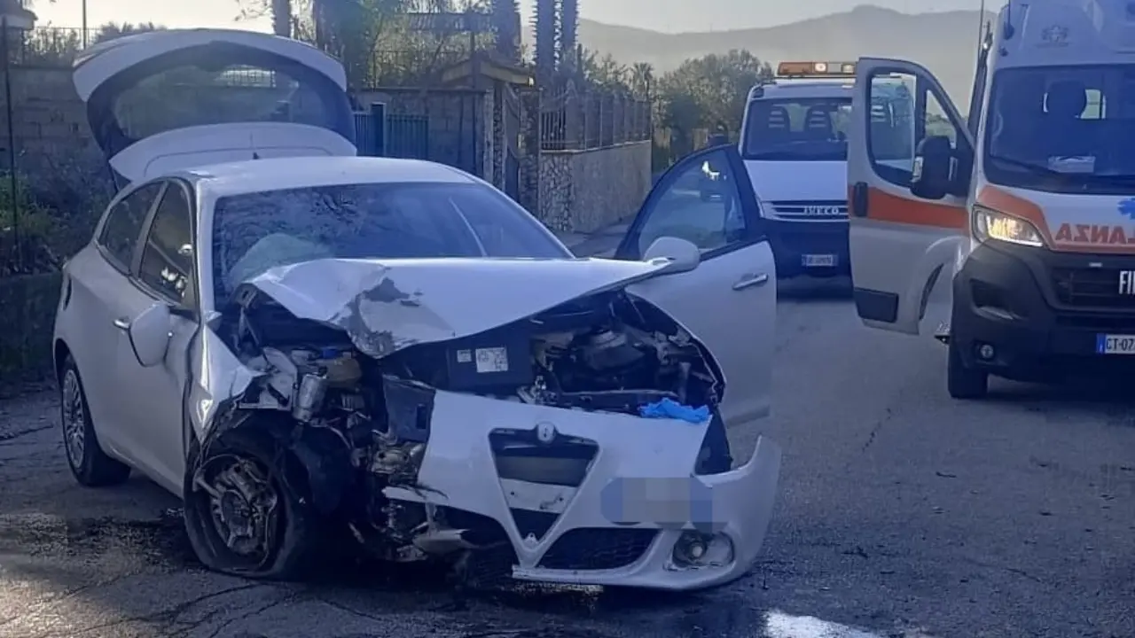 Incidente a Lamezia Terme, auto perde il controllo in via Murat:\u00A0un ferito trasportato in ospedale\n