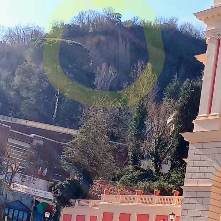 Cosenza, costone minaccioso sul Telesio, verifiche col drone dopo l’allarme dei genitori\n