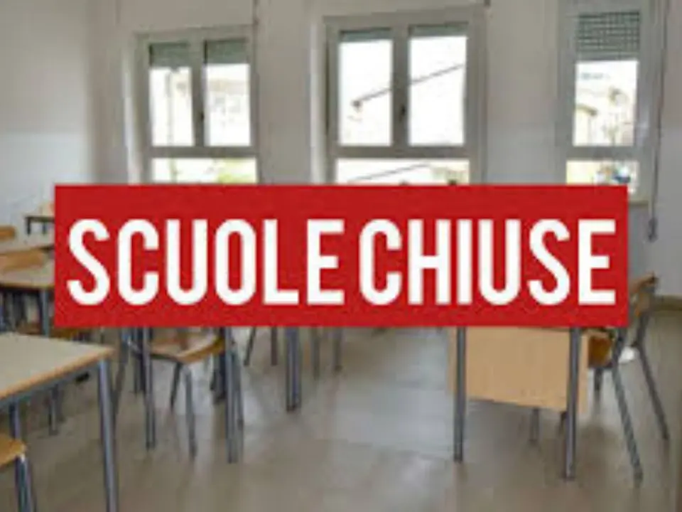 Allerta arancione sul Tirreno cosentino, gialla sullo Ionio. Alcuni sindaci chiudono le scuole: il quadro per sabato | LIVE