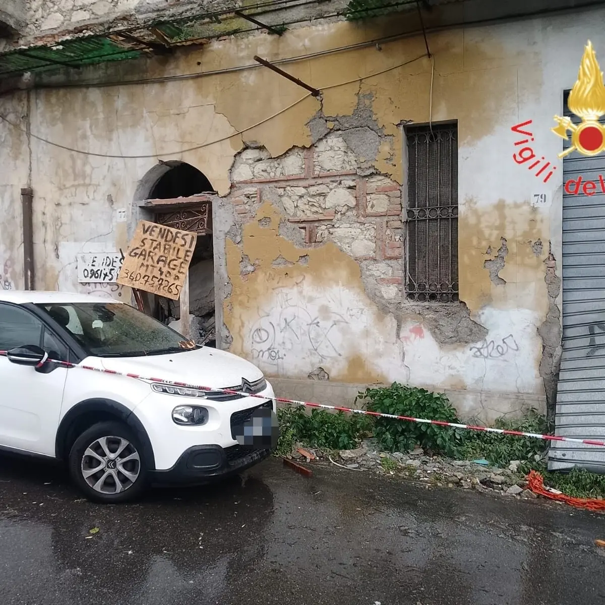 Catanzaro, crolla edificio nel centro storico: vigili del fuoco in azione per verifiche strutturali\n