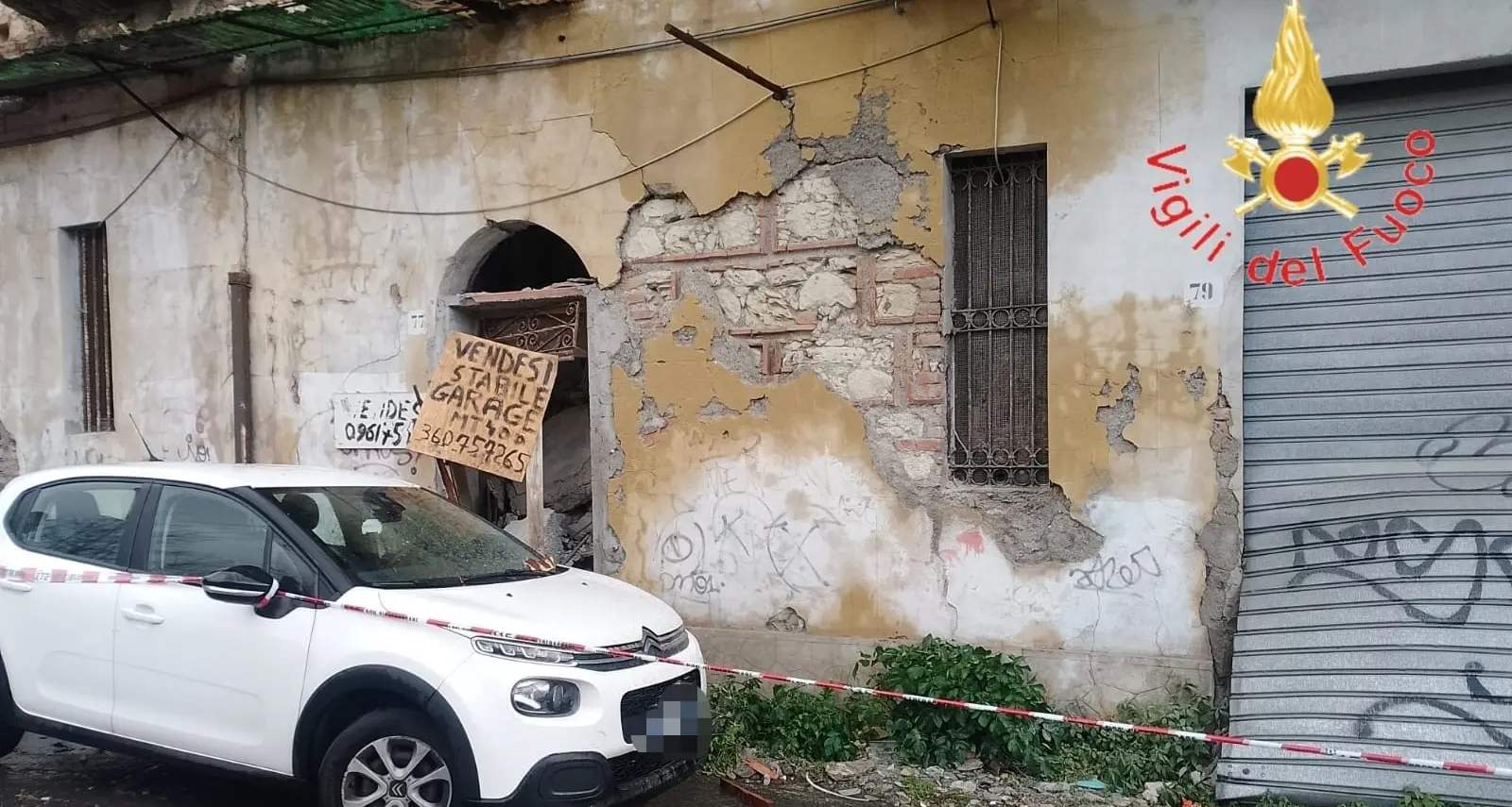 Catanzaro, crolla edificio nel centro storico: vigili del fuoco in azione per verifiche strutturali\n