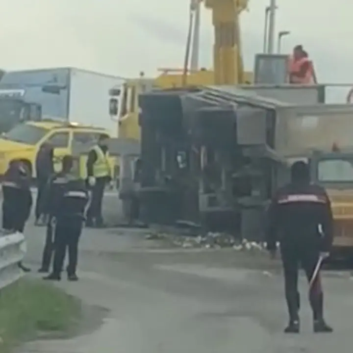 Mandatoriccio, si ribalta un autotreno: tragedia evitata\n