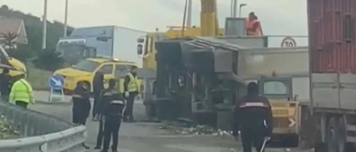 Mandatoriccio, si ribalta un autotreno: tragedia evitata\n