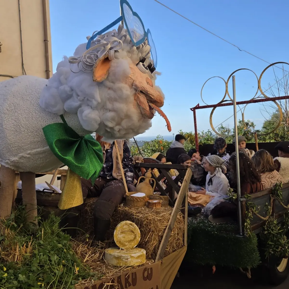Il Carnevale degli antichi mestieri riempie di musica e allegria Villa San Giuseppe\n