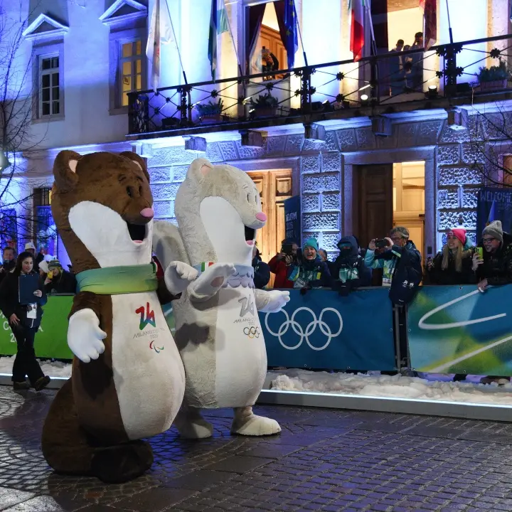 <p>Olimpiadi, due pupazzi da 35 euro ai ragazzi di Taverna: la storia paradossale delle mascotte Tina e Milo</p>