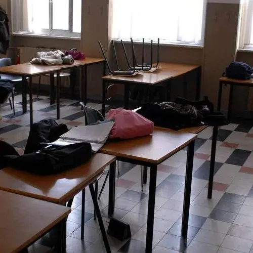 Roma, ragazzo a scuola con la pistola: arma puntata contro un compagno di classe\n