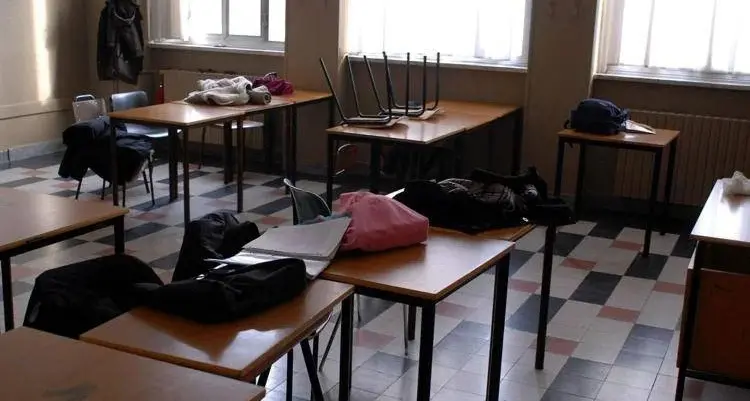 Roma, ragazzo a scuola con la pistola: arma puntata contro un compagno di classe\n