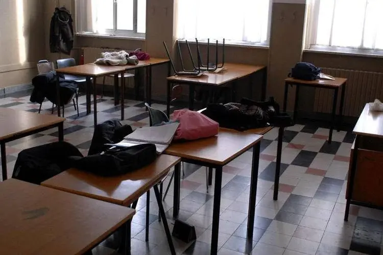 Roma, ragazzo a scuola con la pistola: arma puntata contro un compagno di classe\n