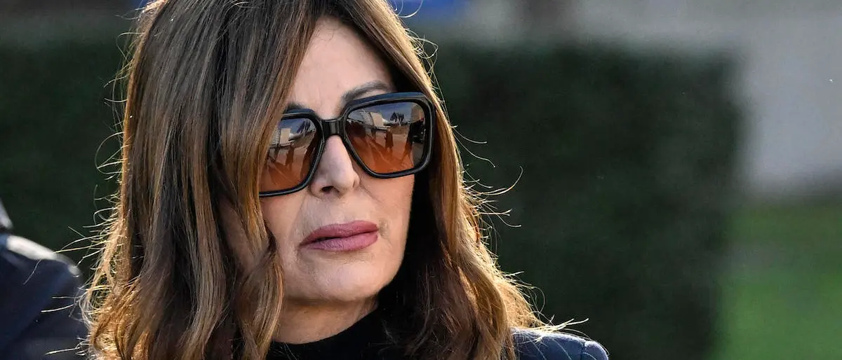 Santanchè “imbullonata” alla poltrona: l’udienza slitta ancora. Nel fascicolo anche il compagno e le società Visibilia\n