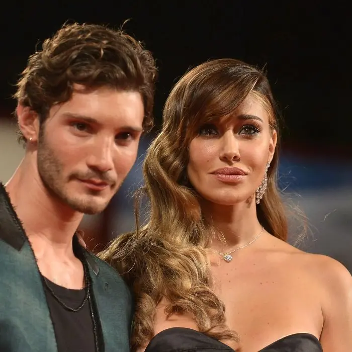 Belen, occhi al cielo e colpo basso a Stefano De Martino: «Qualcosa in più di lui? Guarda, ci vuole poco»\n