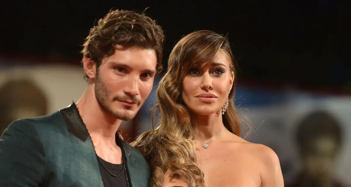 Belen, occhi al cielo e colpo basso a Stefano De Martino: «Qualcosa in più di lui? Guarda, ci vuole poco»\n