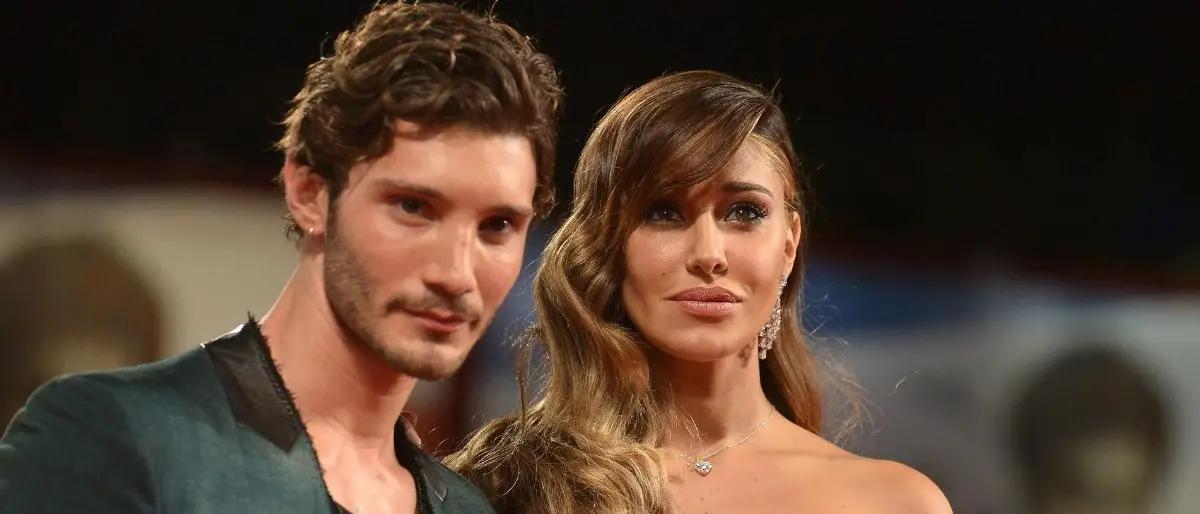 Belen, occhi al cielo e colpo basso a Stefano De Martino: «Qualcosa in più di lui? Guarda, ci vuole poco»\n