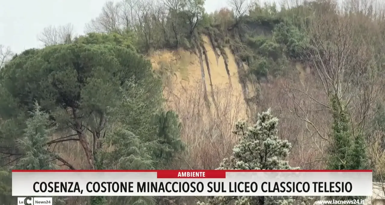 Cosenza, costone minaccioso sul Liceo classico Telesio