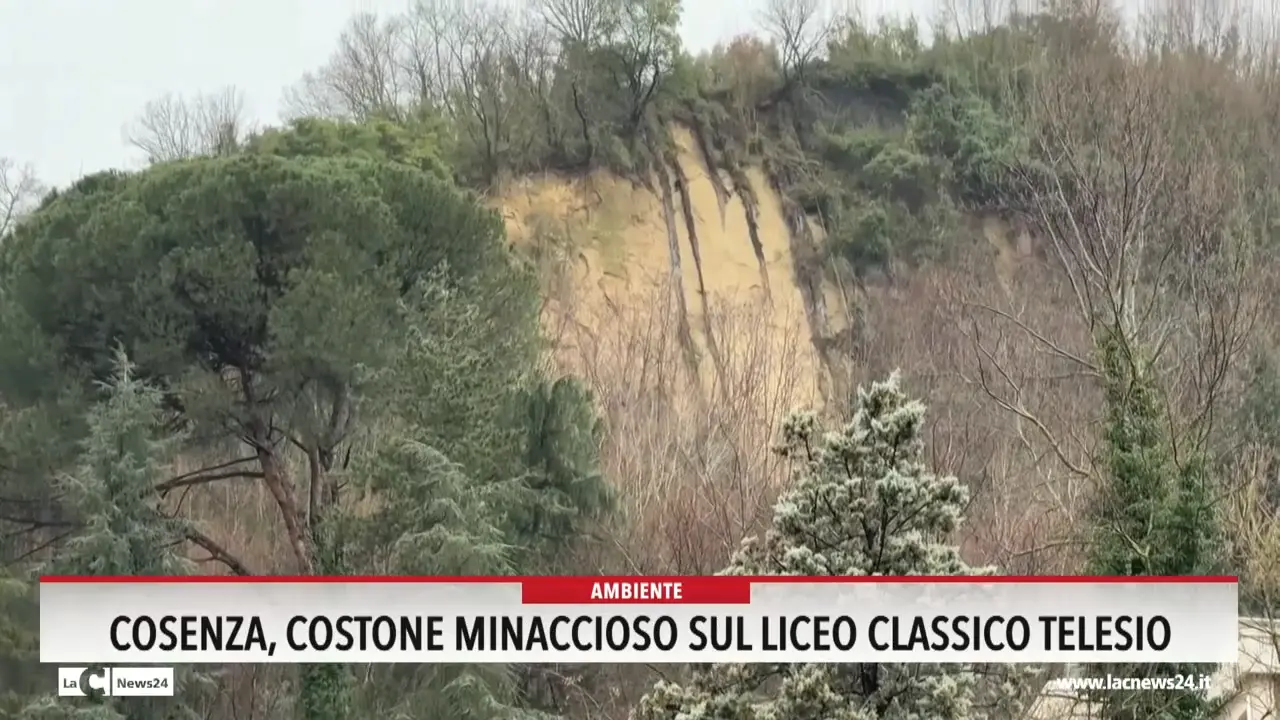 Cosenza, costone minaccioso sul Liceo classico Telesio