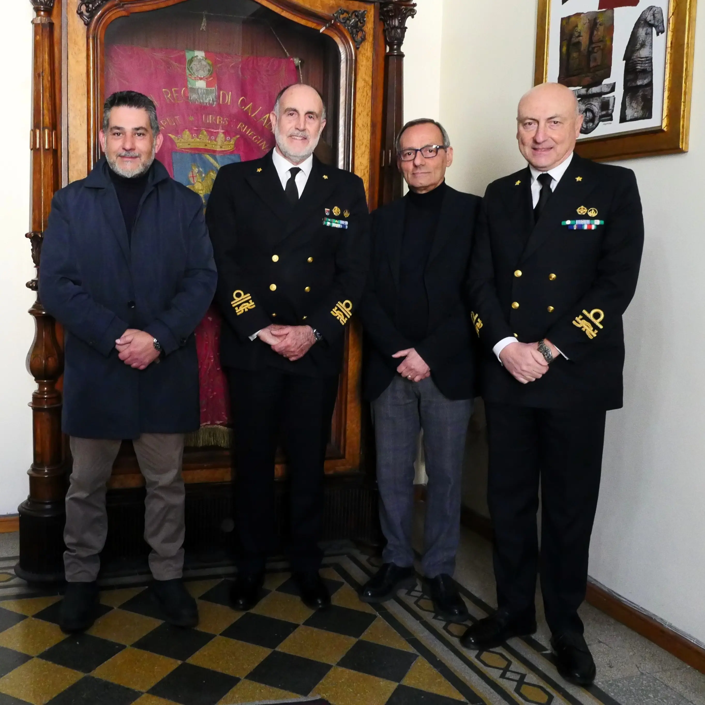 Reggio, a\u00A0palazzo San Giorgio il sindaco Battaglia incontra ai vertici della Guardia Costiera\n