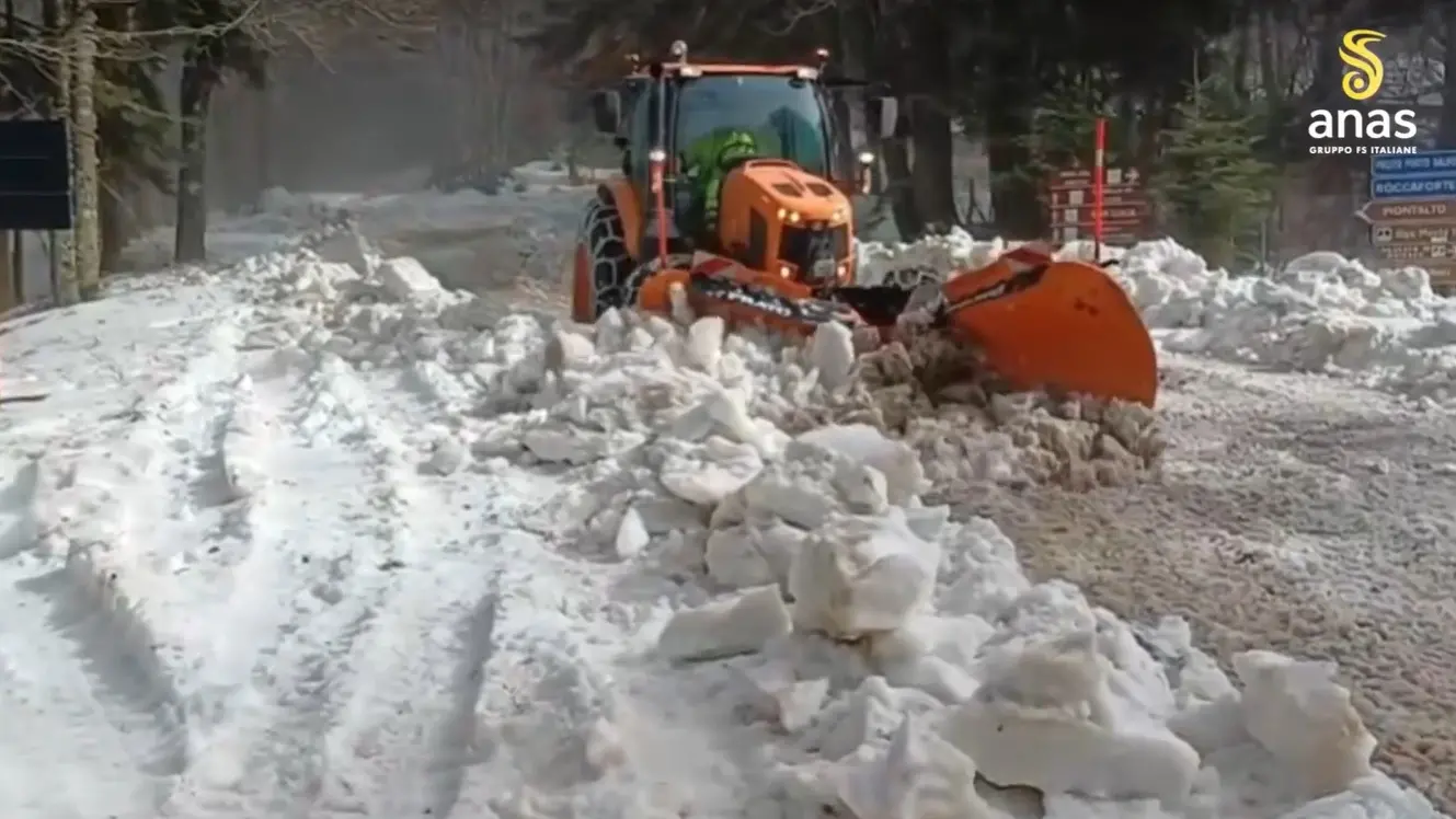 Auto bloccata nella neve tra Montalto e Polsi, Anas soccorre una famiglia