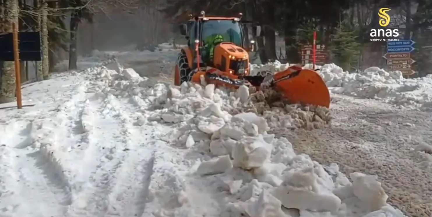 Auto bloccata nella neve tra Montalto e Polsi, Anas soccorre una famiglia