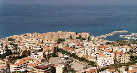 Tropea senza acqua potabile da 10 giorni, inutilizzabile anche per l’igiene personale. Un cittadino scrive al Comune: «Sbrigatevi»\n