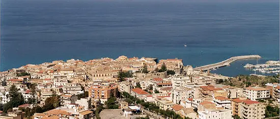 Tropea senza acqua potabile da 10 giorni, inutilizzabile anche per l’igiene personale. Un cittadino scrive al Comune: «Sbrigatevi»\n