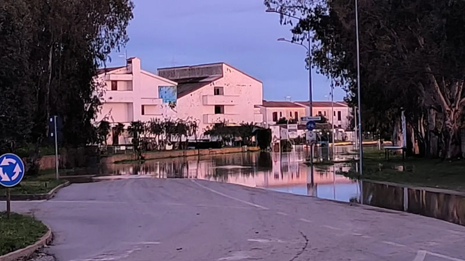 <p>Emergenza senza fine a Sibari: <span style=\"color:hsl(0, 75%, 60%);\">il Crati rompe gli argini </span>e invade nuovamente i Laghi</p>