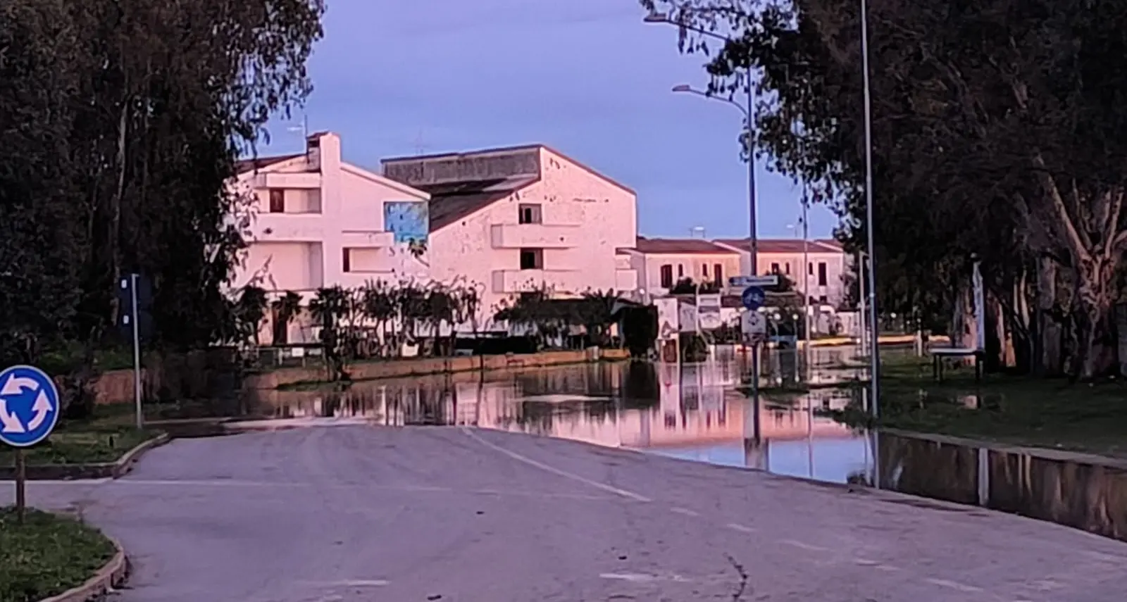 Emergenza senza fine\u00A0a Sibari: il Crati rompe gli argini e invade nuovamente i Laghi\n