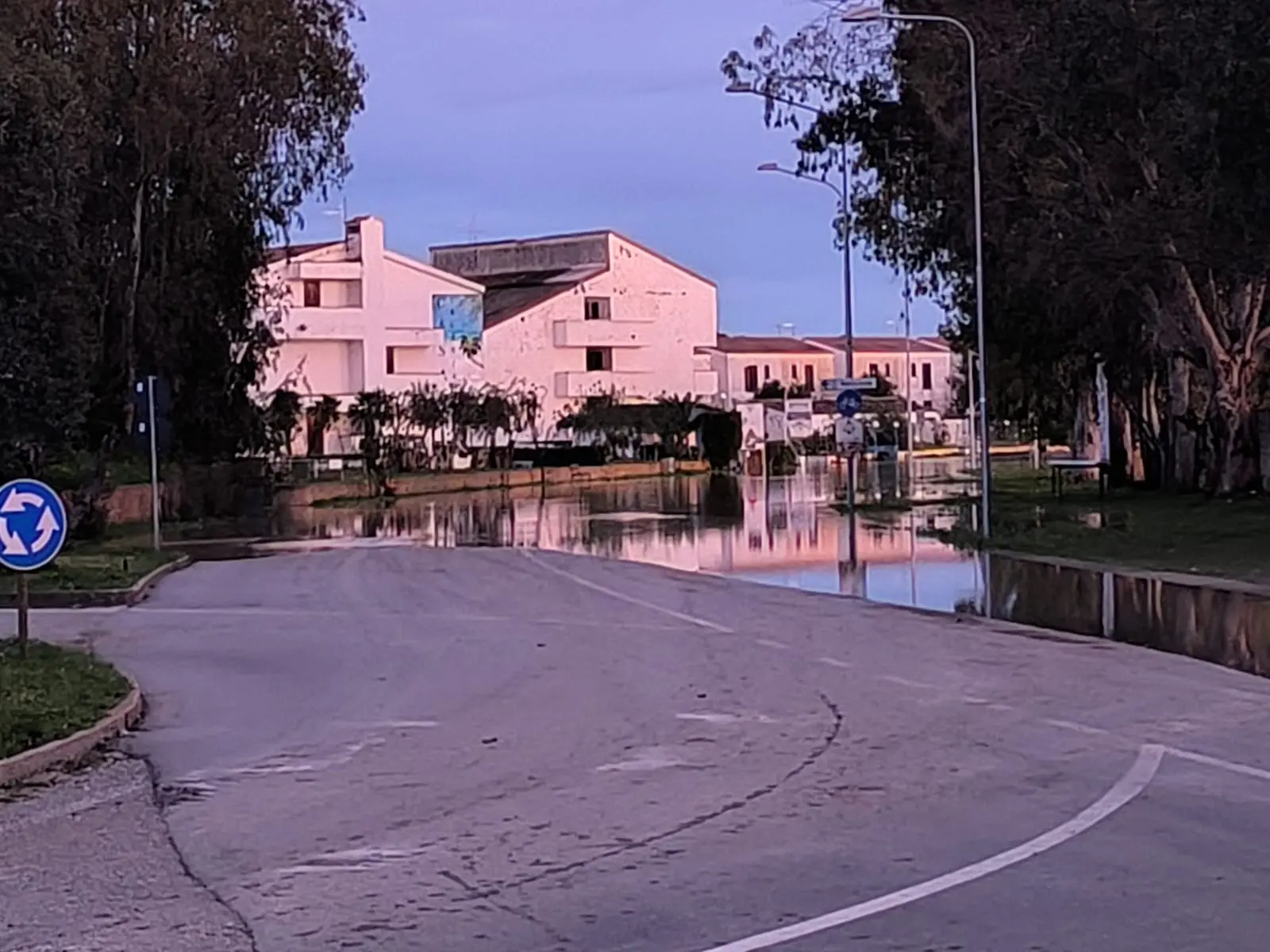 Emergenza senza fine a Sibari: il Crati rompe gli argini e invade nuovamente i Laghi