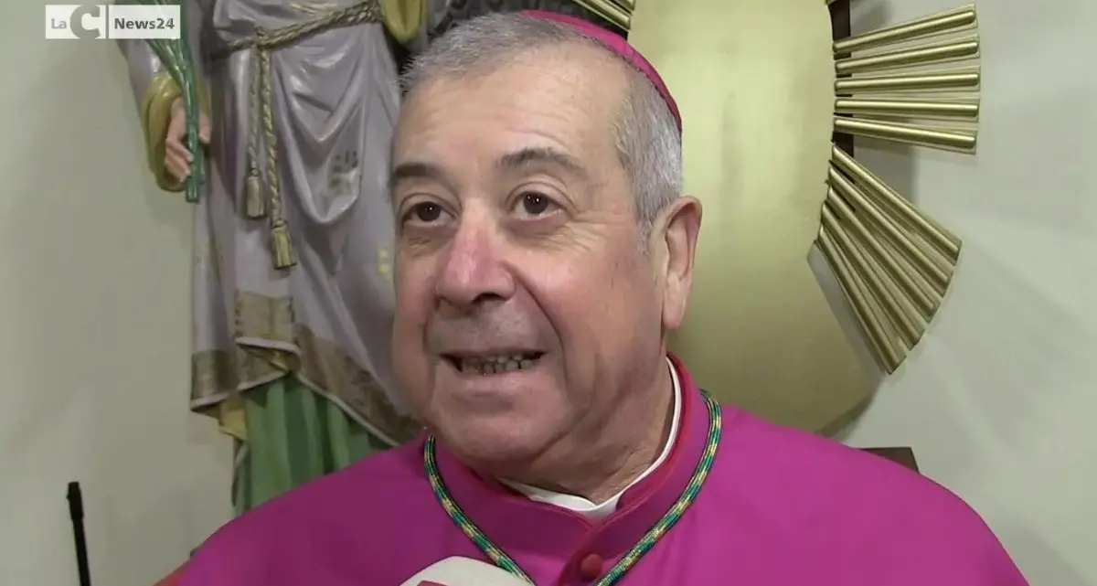 <p>Naufragio di Cutro, il Vescovo Checchinato <span style=\"color:hsl(0, 75%, 60%);\">ammonisce</span>: «Un pezzo di storia censurato e negato»</p>