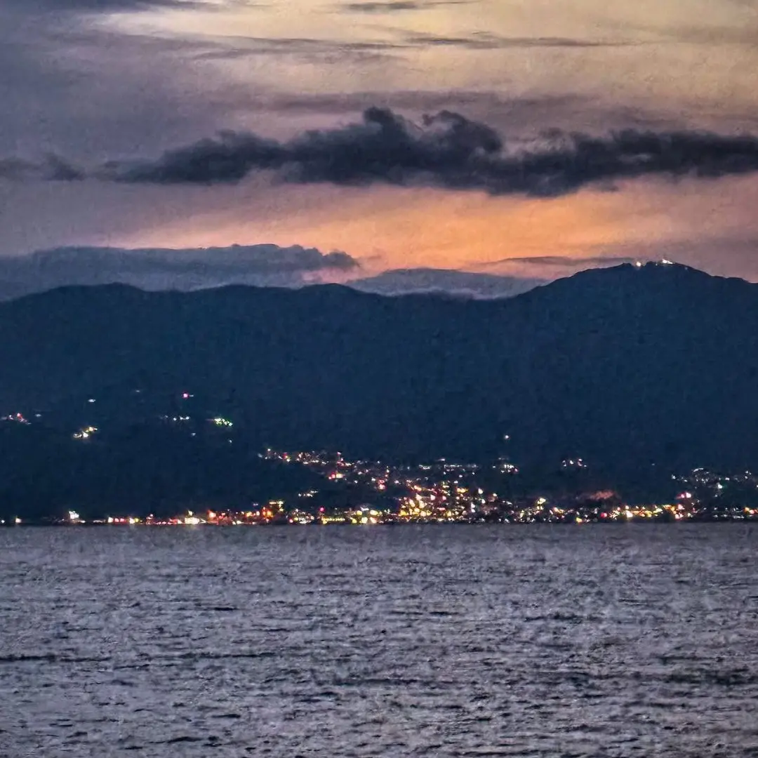 Dove il mare luccica tra due sponde\n