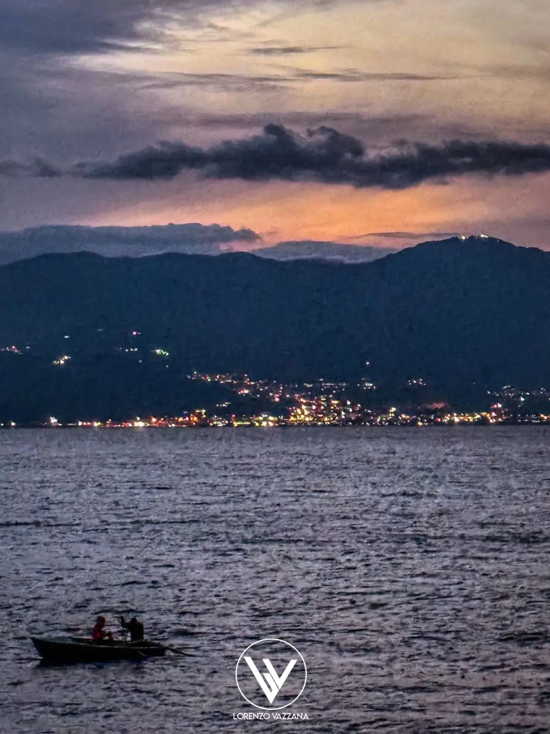 Dove il mare luccica tra due sponde\n