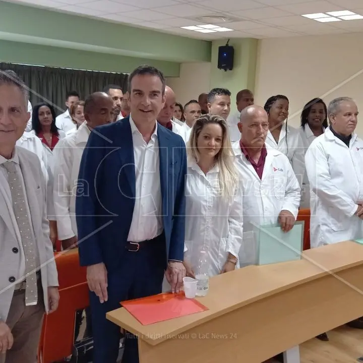 Medici cubani in Calabria, Occhiuto “resiste” a Trump: «Resteranno qui, forse non diventeranno 1.000 ma gli Usa ci aiutino»\u00A0\n