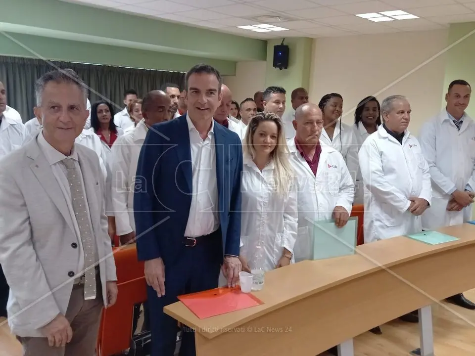 Medici cubani in Calabria, Occhiuto “resiste” a Trump: «Resteranno qui, forse non diventeranno 1.000 ma gli Usa ci aiutino»