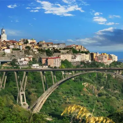 Catanzaro al bivio: tra l’eredità del passato e un presente di paralisi politica\n