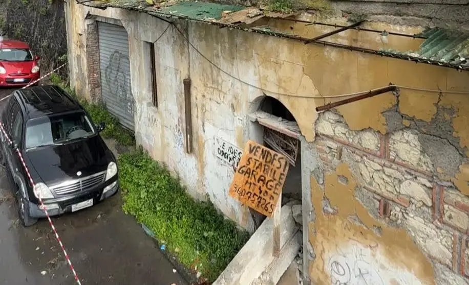 Via Carlo V, edificio privato pericolante: avviate procedure urgenti per messa in sicurezza\n