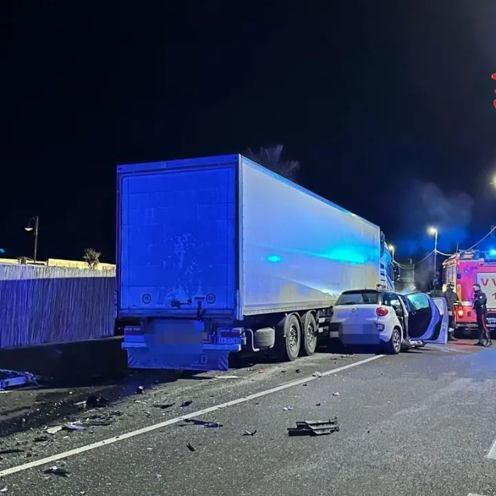 <p><span style=\"color:hsl(0, 0%, 0%);\">Drammatico incidente sulla Statale 18 a Falerna, muore un poliziotto nello scontro tra un’auto e un camion</span></p>