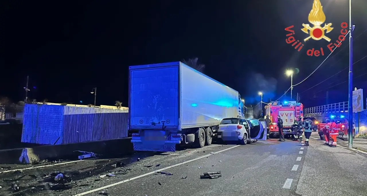 <p>Drammatico incidente sulla Statale 18 a Falerna, <span style=\"color:hsl(0, 75%, 60%);\">muore un poliziotto</span> nello scontro tra un’auto e un camion</p>