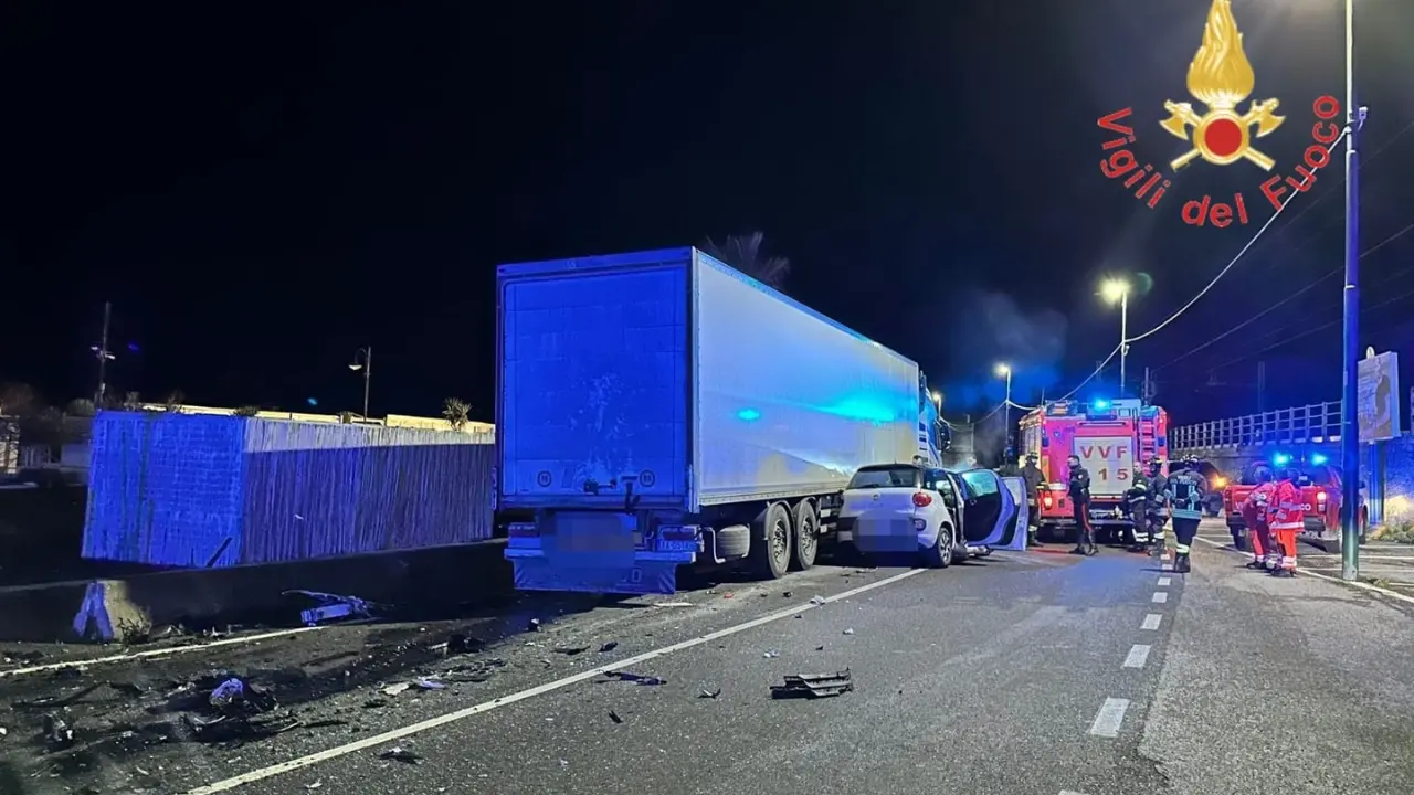 Drammatico incidente sulla Statale 18 a Falerna, muore un poliziotto nello scontro tra un’auto e un camion\n