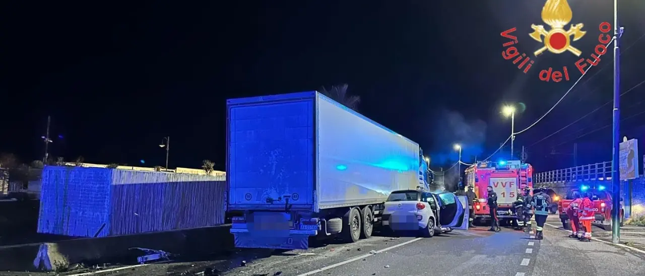 Drammatico incidente sulla Statale 18 a Falerna, muore un poliziotto nello scontro tra un’auto e un camion\n