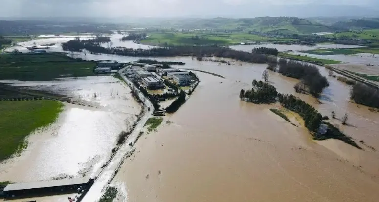 <p>Il <span style=\"color:hsl(0, 75%, 60%);\">cambiamento climatico</span> è realtà, servono pianificazione e investimenti: la Calabria davanti alla sua prova più seria</p>
