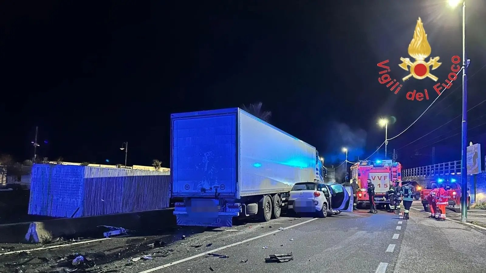 <p>Statale 18, <span style=\"color:hsl(0, 75%, 60%);\">drammatico incidente</span> a Falerna: muore un poliziotto nello scontro tra un’auto e un camion</p>