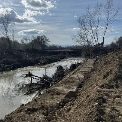 <p>A <span style=\"color:hsl(0, 75%, 60%);\">Sibari </span>dopo la piena si lavora senza risparmiarsi: «Situazione in miglioramento»</p>