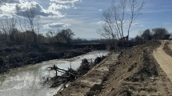 <p>A Sibari dopo la piena si lavora senza risparmiarsi: «Situazione in miglioramento»</p>