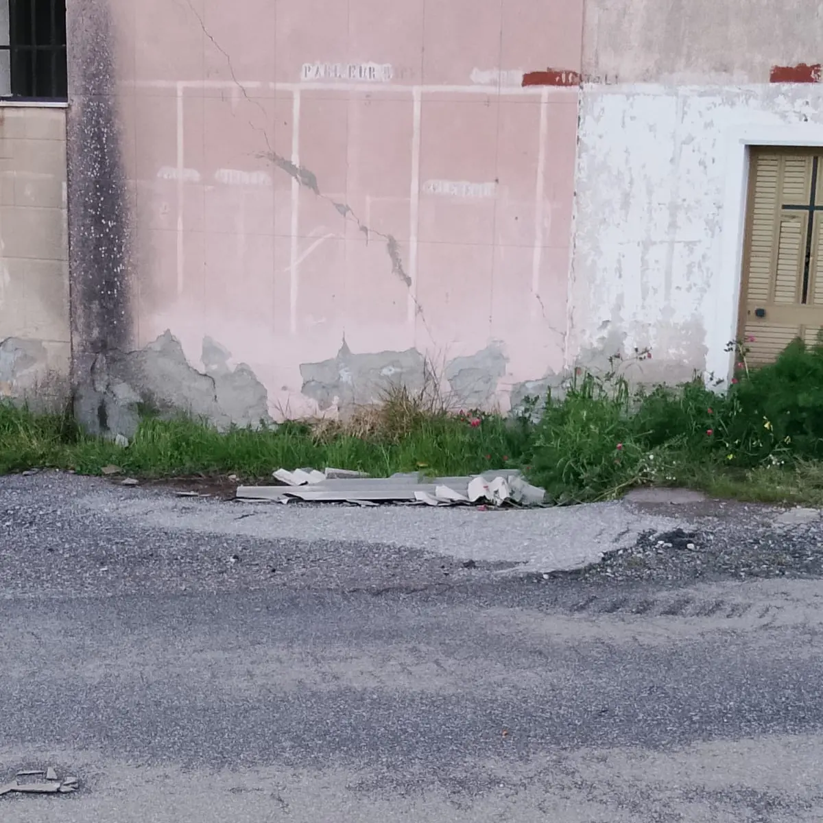 Don Zampaglione lancia l’allarme: «Amianto a Masella e tronco pericolante a Montebello»\n