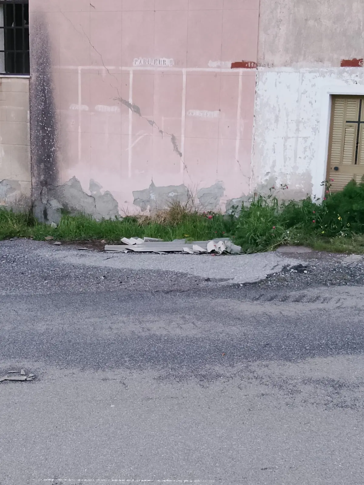 Don Zampaglione lancia l’allarme: «Amianto a Masella e tronco pericolante a Montebello»\n