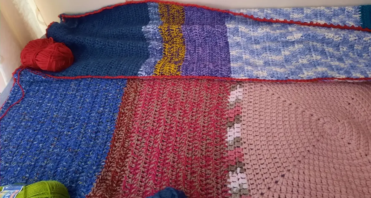 <p>A Reggio Calabria il dono si fa casa: gomitoli di lana diventano coperte calde per le persone senza fissa dimora</p>