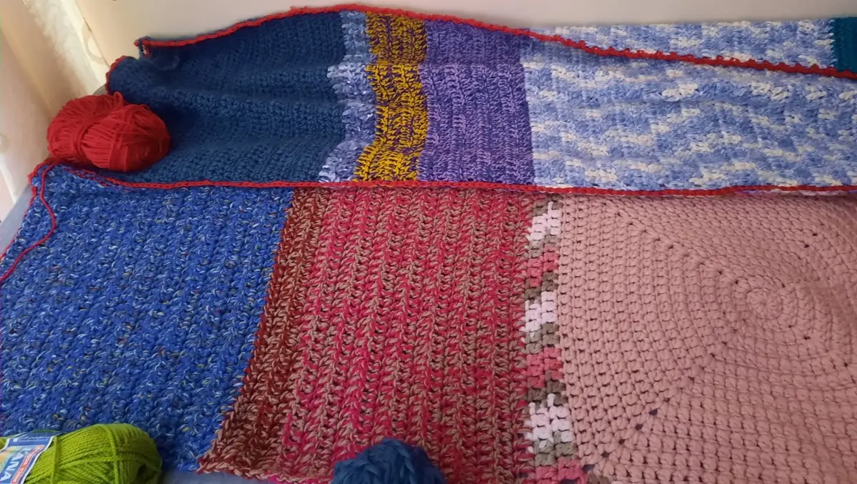 Colorati gomitoli di lana diventano calde coperte per le persone senza fissa dimora: ecco come il dono si fa “casa”\n