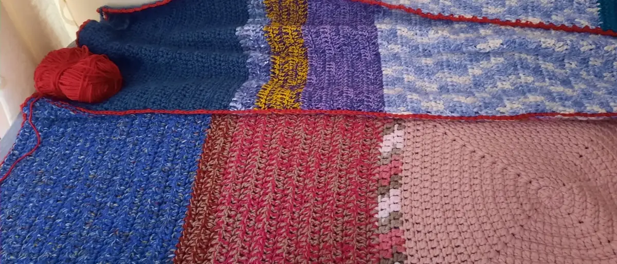 Colorati gomitoli di lana diventano calde coperte per le persone senza fissa dimora: ecco come il dono si fa “casa”\n