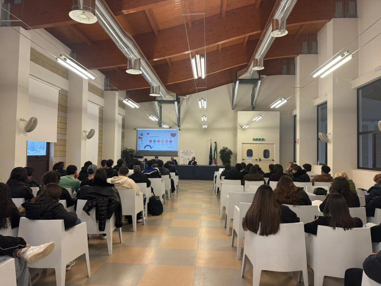 Deepfake, algoritmi e futuro del lavoro. “Generazione AI” fa tappa al Liceo Scientifico Volta e accende il confronto sull’intelligenza artificiale\n