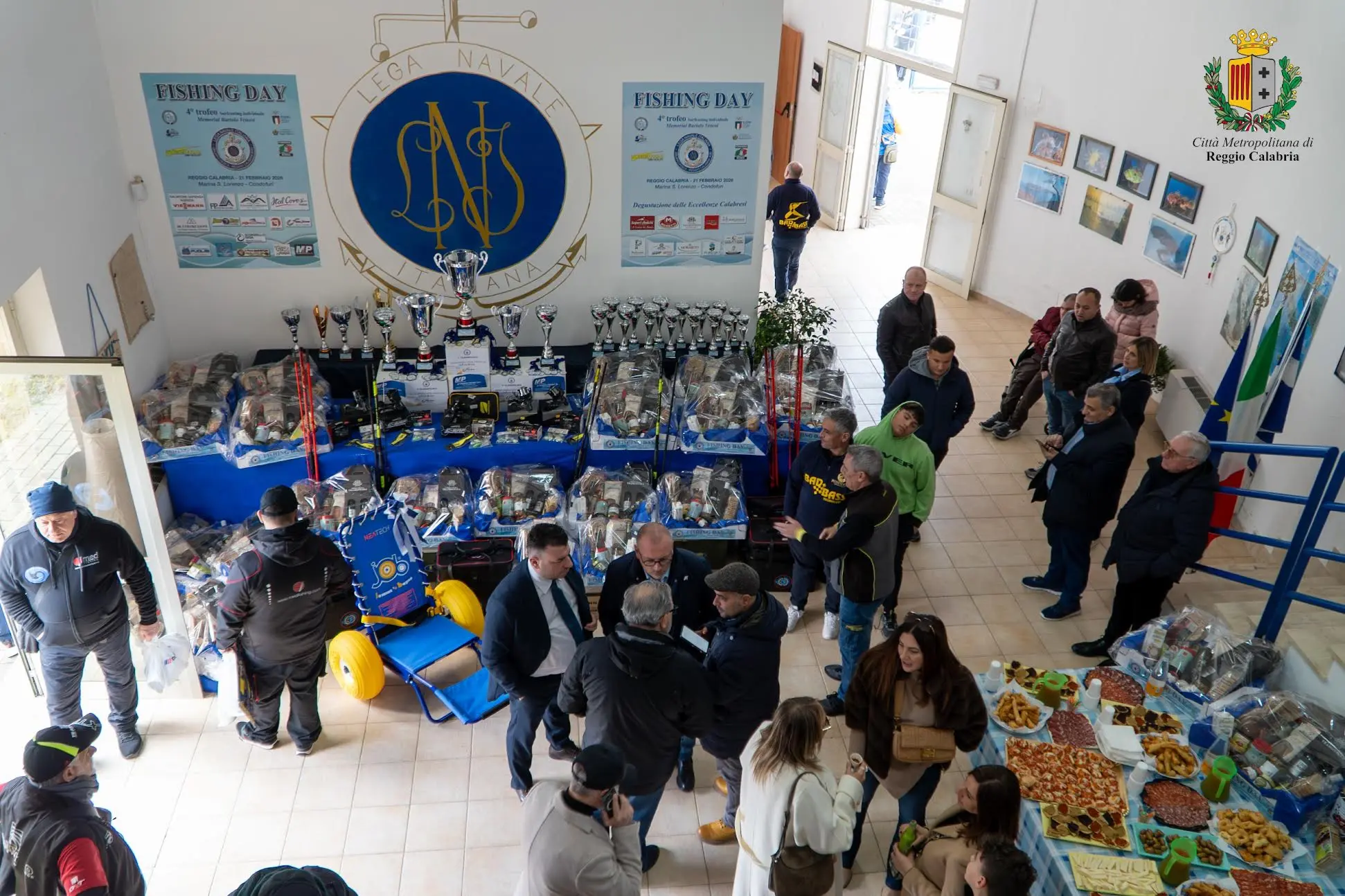 La Città Metropolitana dona alla Cooperativa sociale \"Rose blu\" la carrozzina da spiaggia ricevuta dalla Lega navale italiana\n