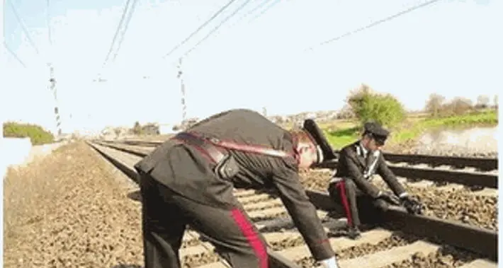 Sassi sui binari nel Bolognese, 20enne ai domiciliari: «Mi pento del mio gesto»